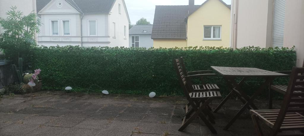 a table and chairs with golf balls on the ground at Prestige Citycenter Appartment mit Terrasse in Detmold