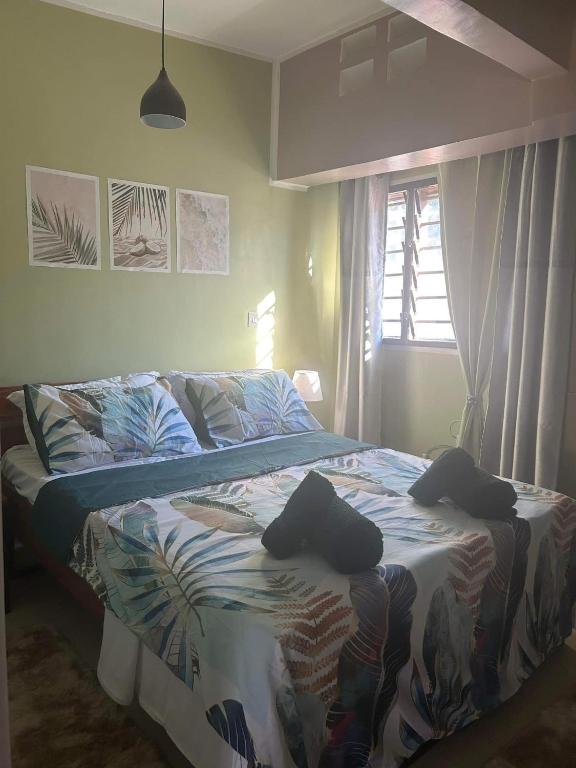 - une chambre avec un lit et des serviettes dans l'établissement Bedroom Diani Beach, à Junda
