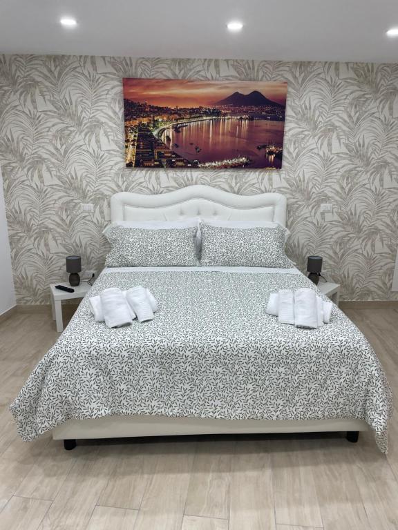 ein Schlafzimmer mit einem weißen Bett mit zwei weißen Kissen in der Unterkunft Metro Stazione-Museo 500 m-Appartamento Centrale ed Elegante Dimora De Curtis in Neapel