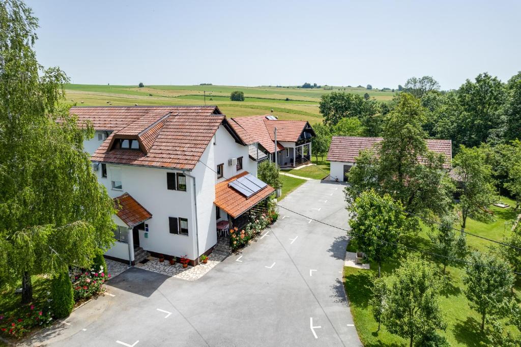 una vista aérea de una fila de casas en Apartments Patar, en Grabovac