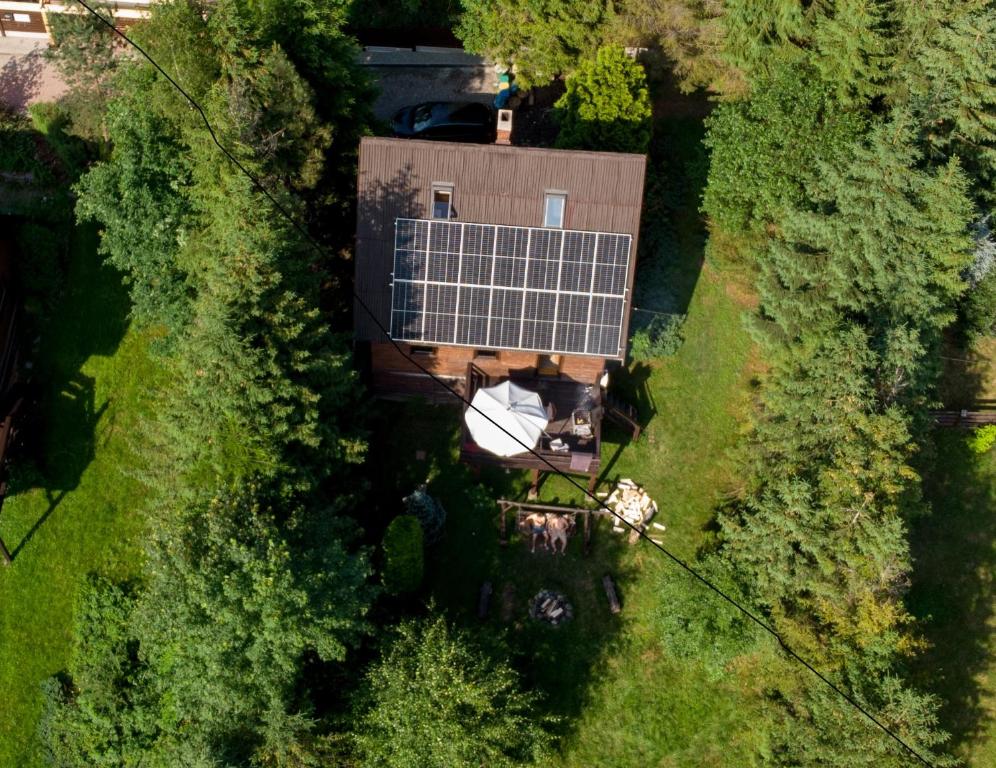 una vista aérea de una casa con un panel solar en el techo en Góralski dom w Parku Krajobrazowym, en Brenna