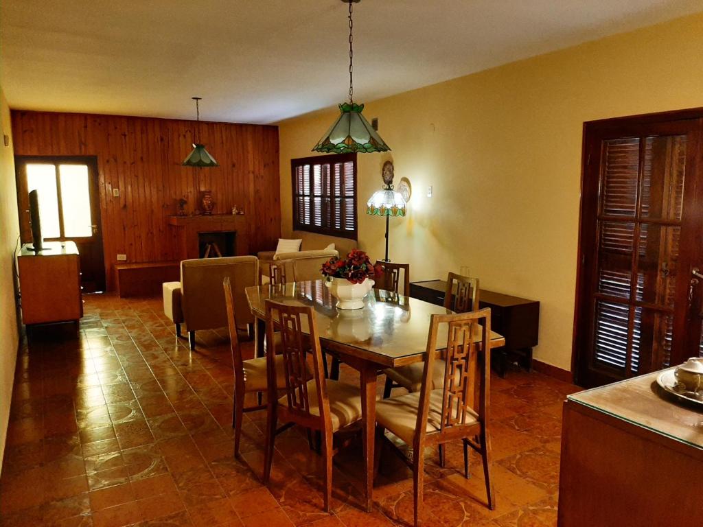 eine Küche und ein Esszimmer mit einem Tisch und Stühlen in der Unterkunft Los Faroles in Salta