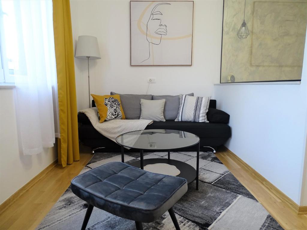 - un salon avec un canapé et une table dans l'établissement Sunny Oasis, à Rijeka