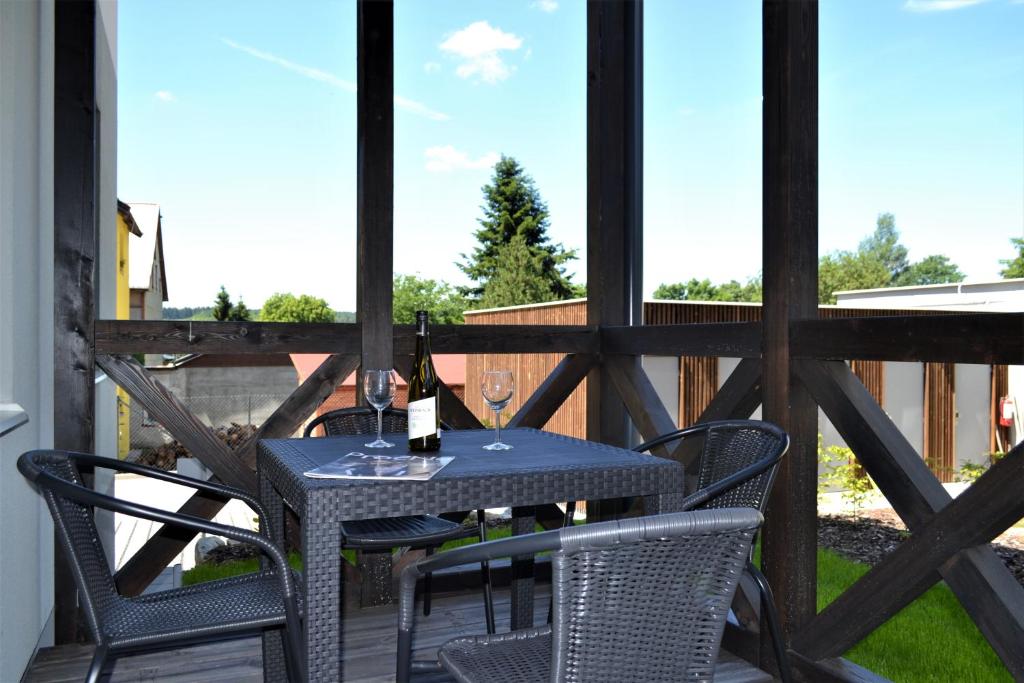 un patio con tavolo e sedie sul balcone. di U Šakalů a Horní Blatná