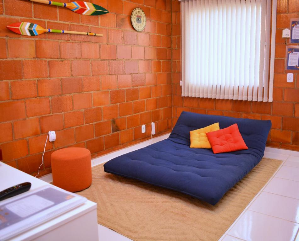 a room with a blue bean bag bed in the corner at Barra da Tijuca Rio de Janeiro ilha da gigoia in Rio de Janeiro