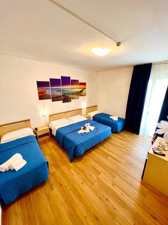 Łóżko lub łóżka w pokoju w obiekcie Hotel Trovatore