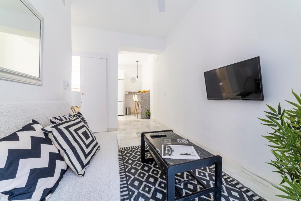 sala de estar con sofá y mesa en Trendy Homes Alfarerías en Almería