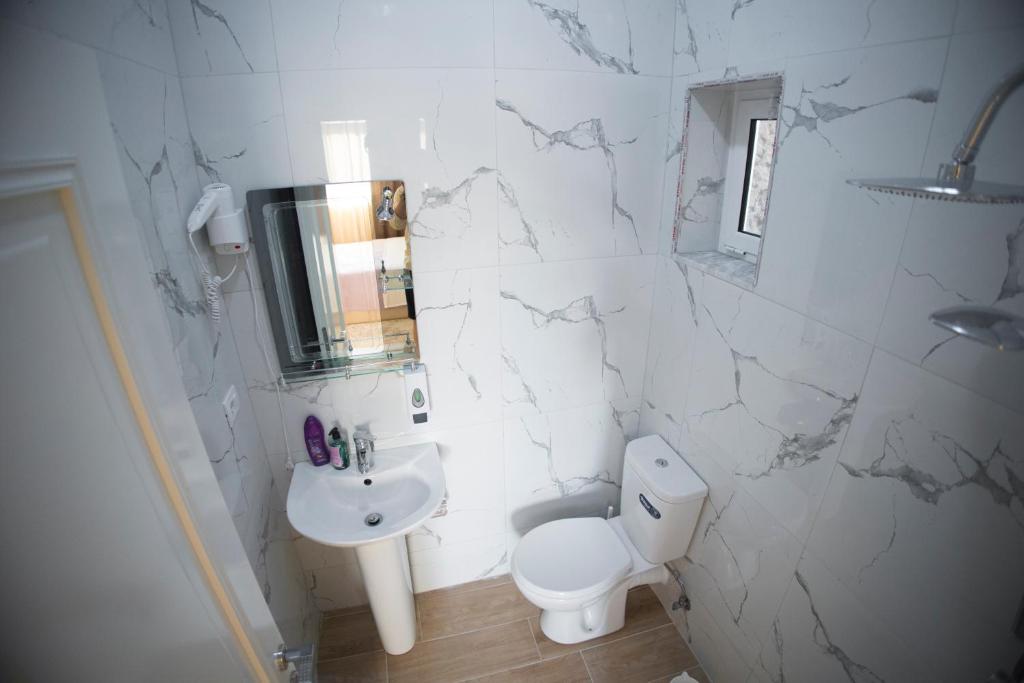 Koupelna v ubytování Vila Visi Hotel
