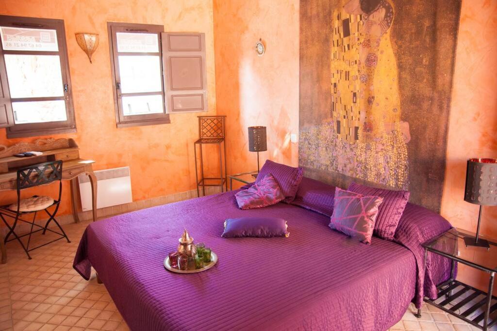 เตียงในห้องที่ Chambre Taza, Riad 1 Couple only au village naturiste
