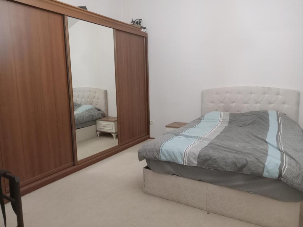 1 dormitorio con cama y espejo en LAFAMILA HOUSE, en Ankara