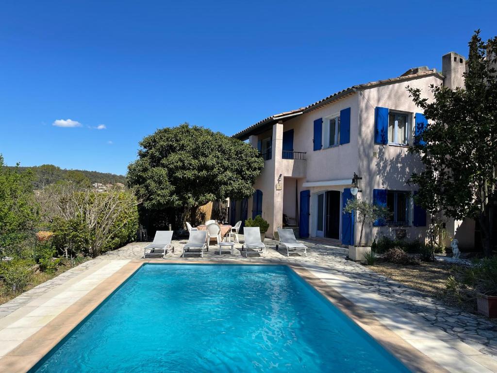 une piscine devant une maison dans l'établissement La Casane - Private Villa - Provence, à Carcès