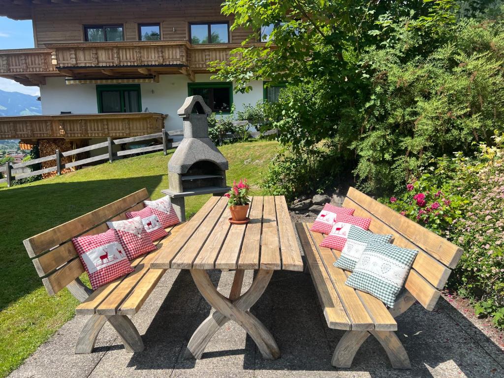 A garden outside Ferienwohnung Steinbock Terrasse, Gartensauna, Garten, Grillplatz