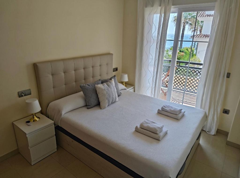 Łóżko lub łóżka w pokoju w obiekcie Benalmadena Beach Apartamento con Vistas al mar y Parking Privado Incluido