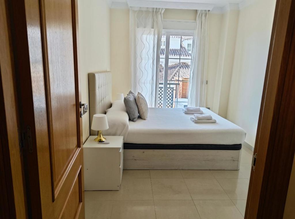 Łóżko lub łóżka w pokoju w obiekcie Benalmadena Beach Apartamento con Vistas al mar y Parking Privado Incluido