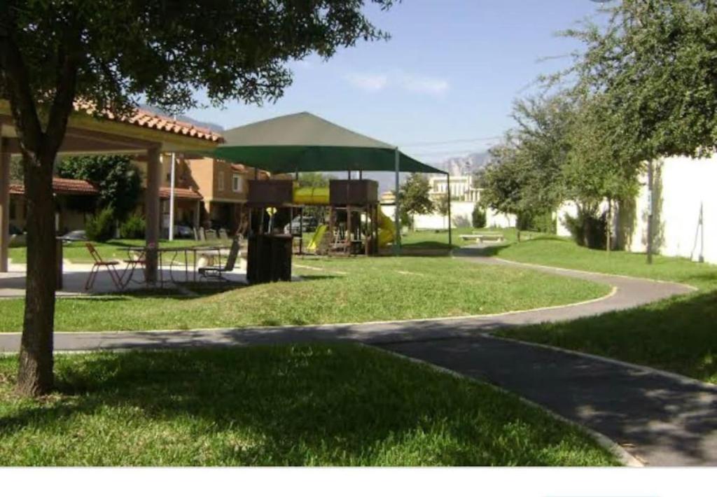 un parque con un refugio de picnic y un camino en Luxury House in San Pedro Garza Garcia, en Monterrey