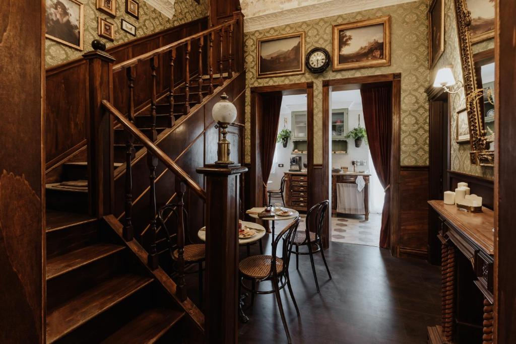 una sala da pranzo con scala a chiocciola e tavolo di B&B Locanda della Vittoria a Catania