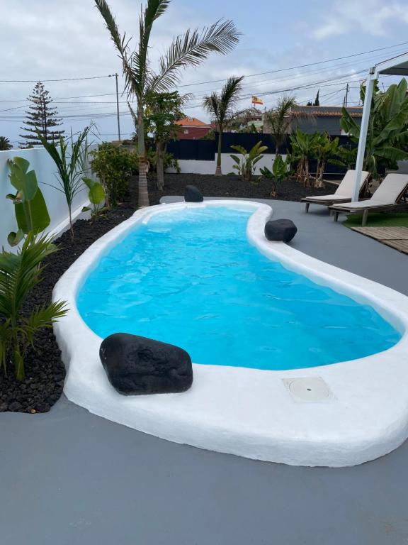 uma piscina com uma pedra no meio em Tagoro Sunset View & Heated Pool Tenerife em Santa Cruz de Tenerife