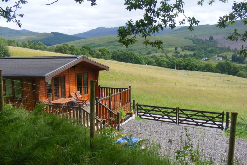 a cabin in the mountains with a view of a field at Bothan a' Bhile in Bohenie