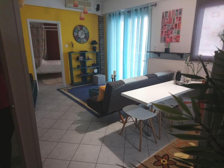 - un salon avec un canapé et une table dans l'établissement Lux δυάρι με parking στο κέντρο, à Vólos
