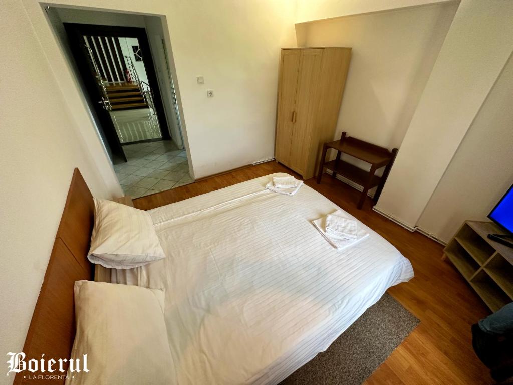 Postel nebo postele na pokoji v ubytování Boierul la Florenta
