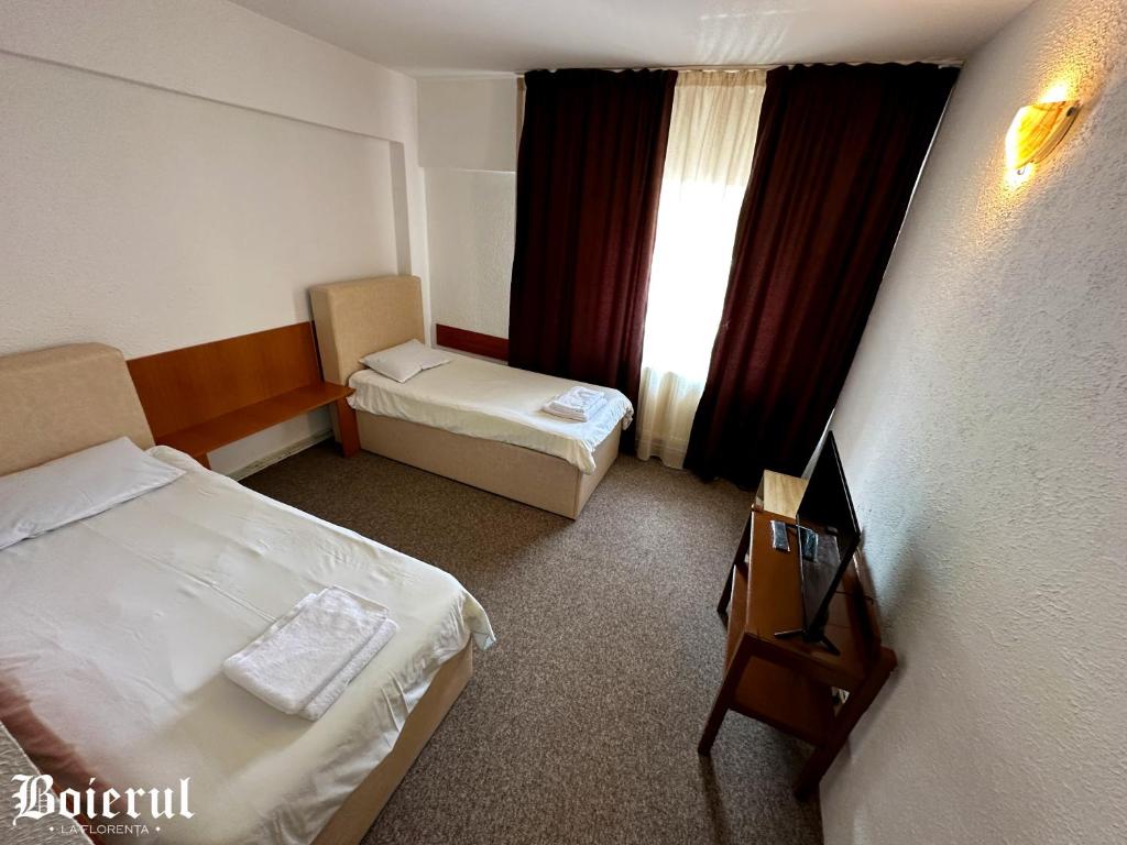 Postel nebo postele na pokoji v ubytování Boierul la Florenta