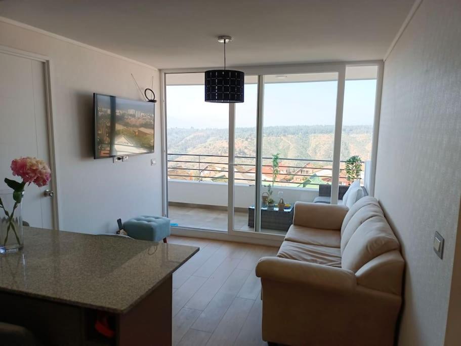 ビーニャデルマールにあるDepartamento 2D y 2B Viña del marのリビングルーム(ソファ、大きな窓付)