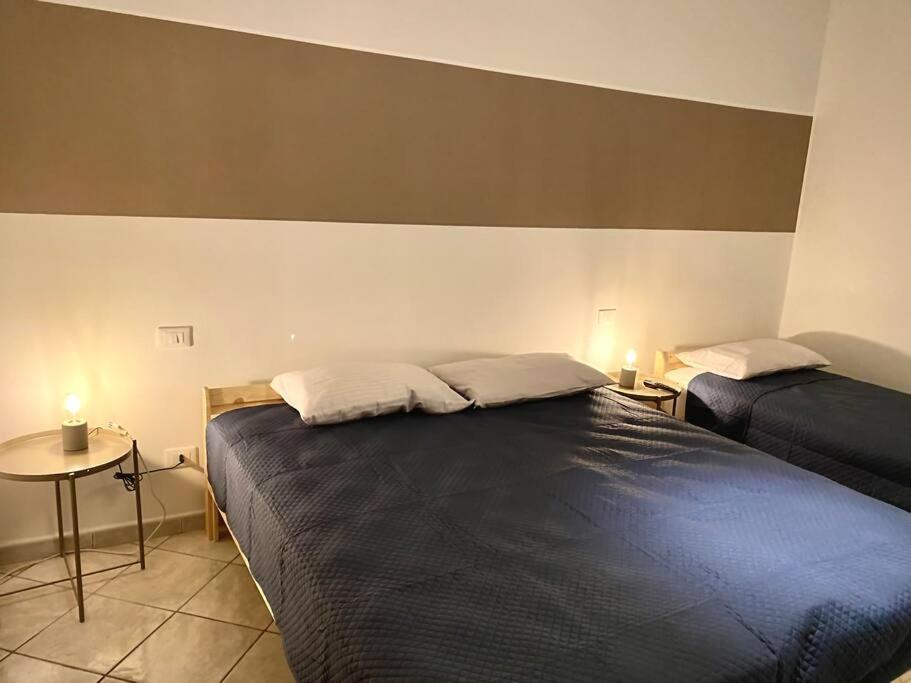 - une chambre avec 2 lits et une table éclairée dans l'établissement CinqueTerre Casa Simón La Spezia, à La Spezia