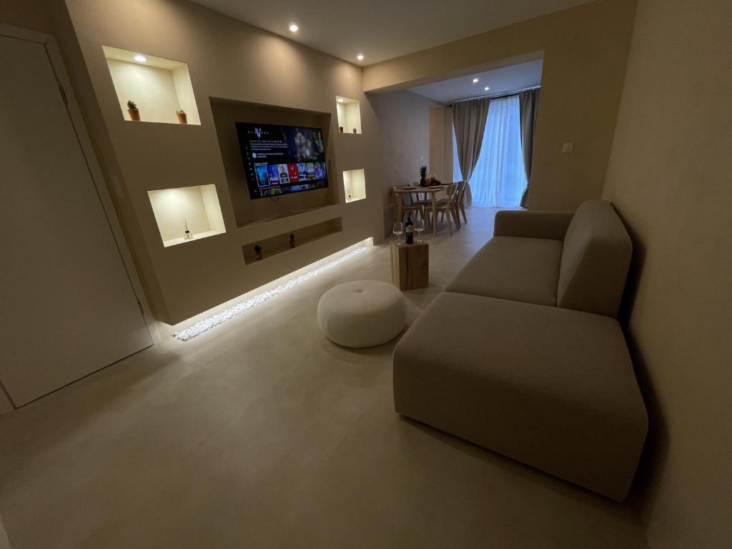 salon z kanapą i telewizorem w obiekcie Cozy apartment Matijas with private parking and terrace w Splicie