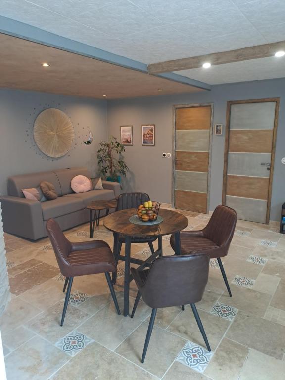 - un salon avec une table, des chaises et un canapé dans l'établissement Drissia&Othman, à Carcassonne