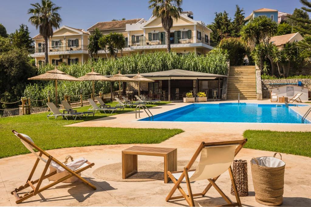 um resort com piscina e cadeiras e um edifício em Theros Retreat em Spartia