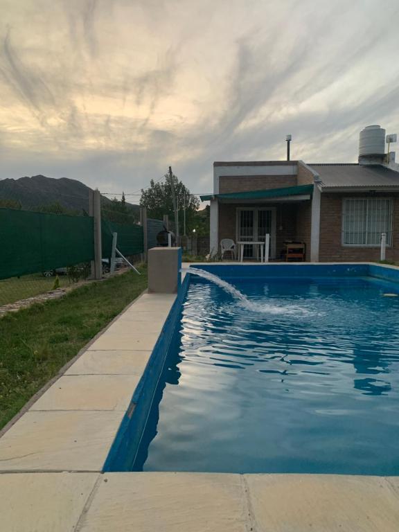 una piscina frente a una casa en Cabañas las Calandrias en Potrero de los Funes