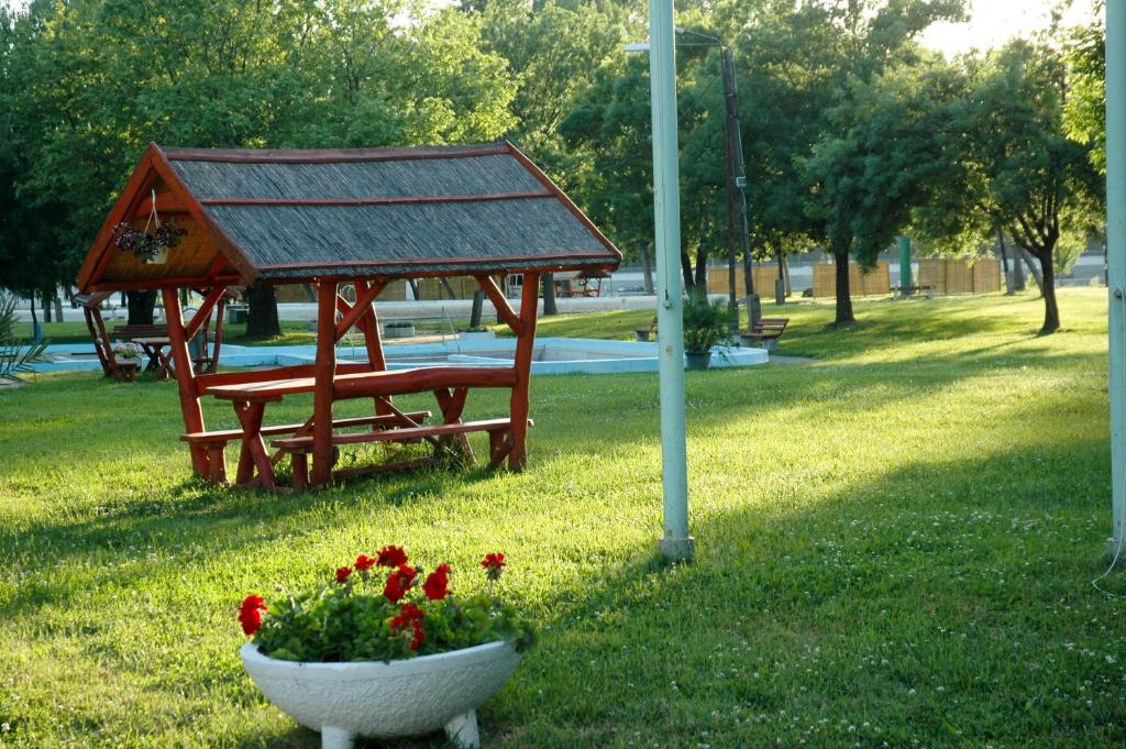 Taman di luar Szegedi Partfürdő Kemping és Apartman