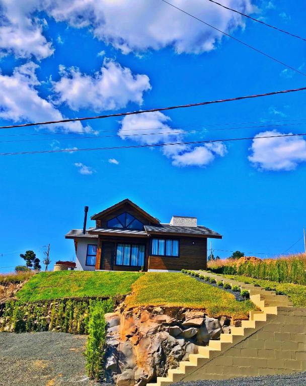 a house on top of a hill with a house at Recanto Ar da Serra in São Joaquim