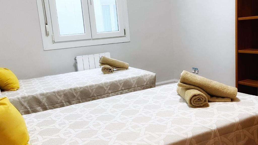 Un pat sau paturi într-o cameră la Centrico y amplio apartamento con wifi