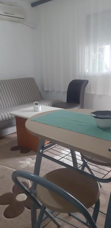 uma mesa e uma cadeira num quarto em City Park Skopje apartment em Skopje