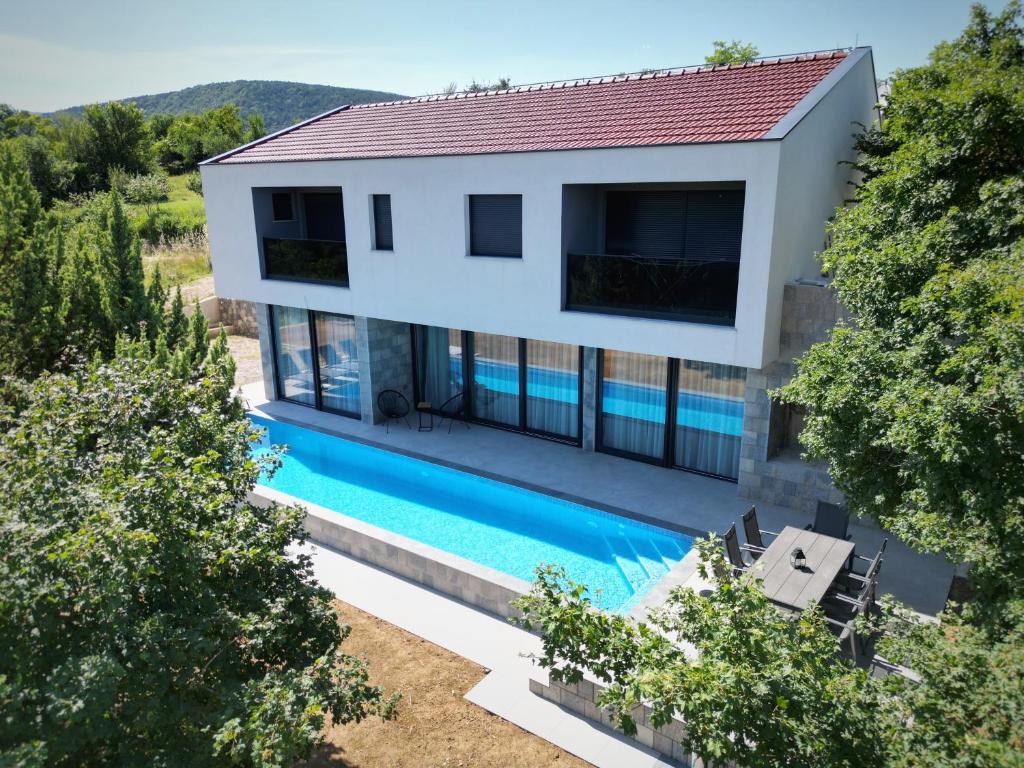 uma vista aérea de uma casa com piscina em Villa Lapidea em Sinj