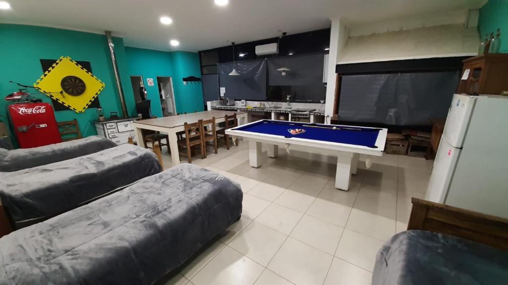 una sala de estar con mesa de ping pong. en Loft Salta en Bahía Blanca