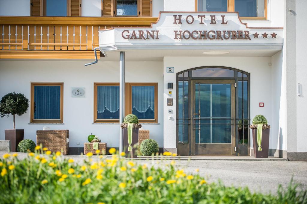 Hotel Garni Hochgruber في برونيكو: مبنى فيه لافته مكتوب عليها كامب هوفر
