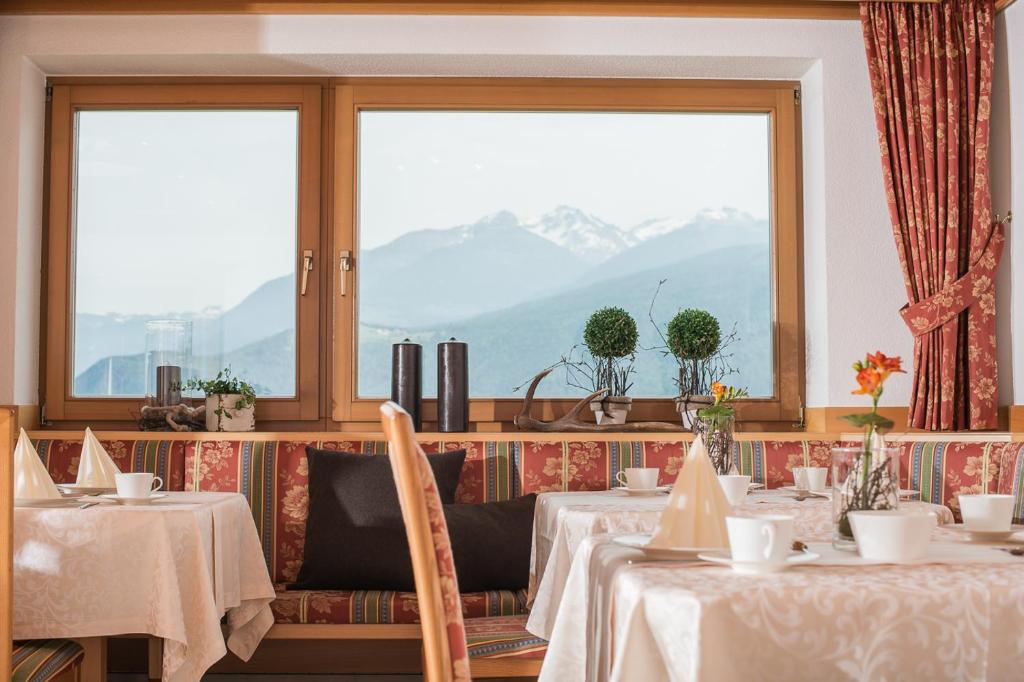 Nespecifikovaný výhled na hory nebo výhled na hory při pohledu z hotelu