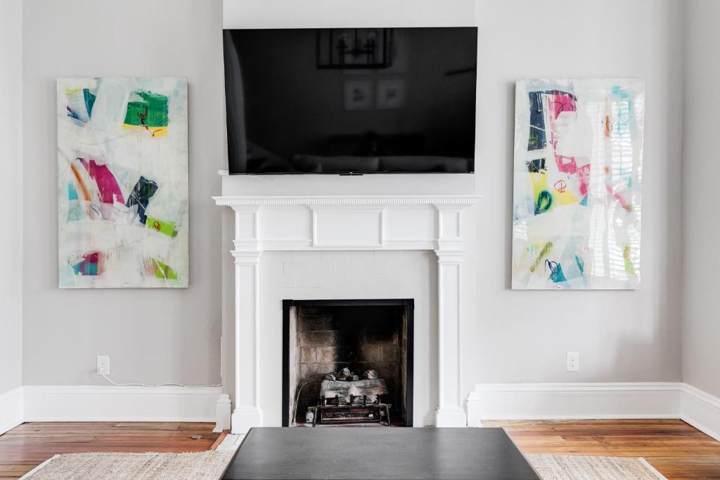 sala de estar con chimenea y TV de pantalla plana en Luxury home in the historic Fan District, en Richmond