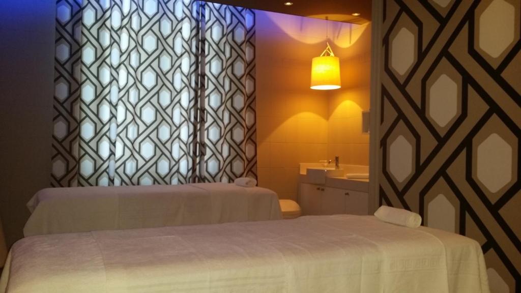 Postel nebo postele na pokoji v ubytování Hôtel Cosmos & Spa