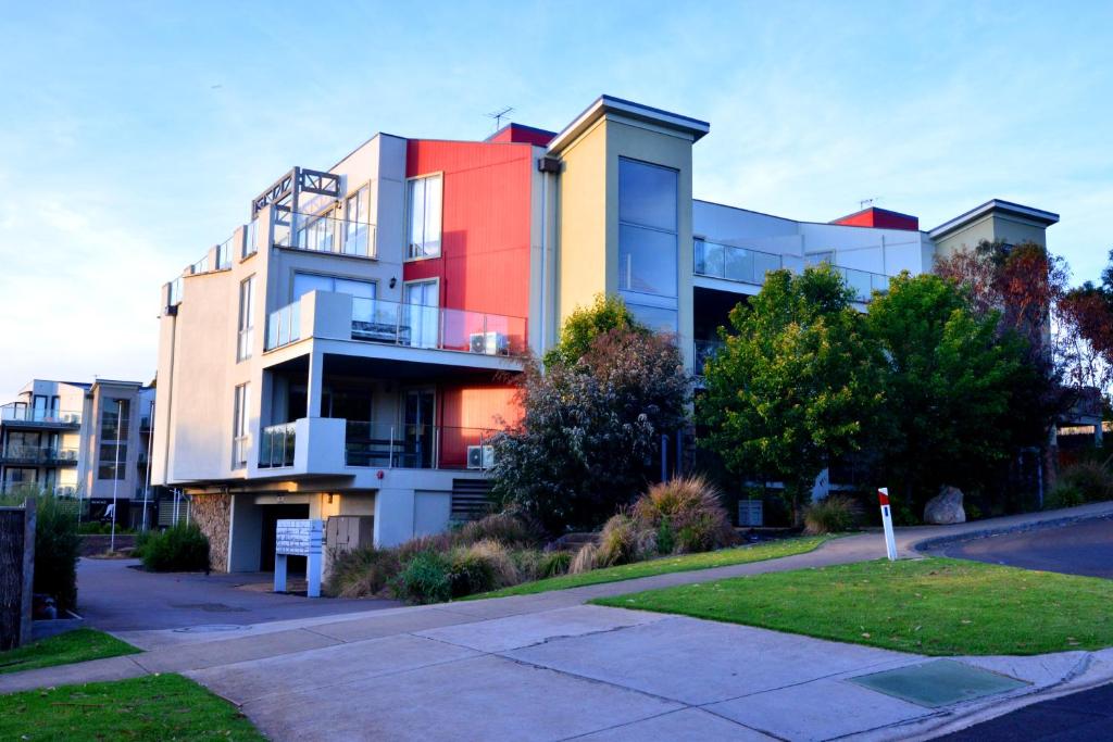 budynek z kolorową fasadą na ulicy w obiekcie Phillip Island Towers w mieście Cowes