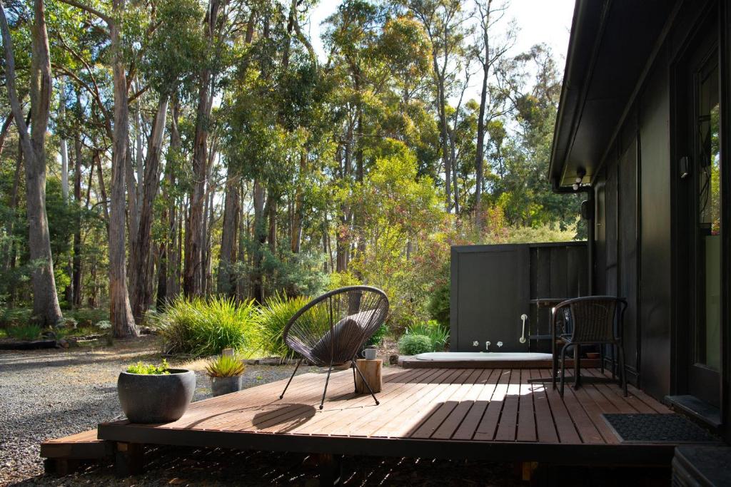 una terrazza in legno con due sedie su una casa di Ablac Studio a Glenlyon