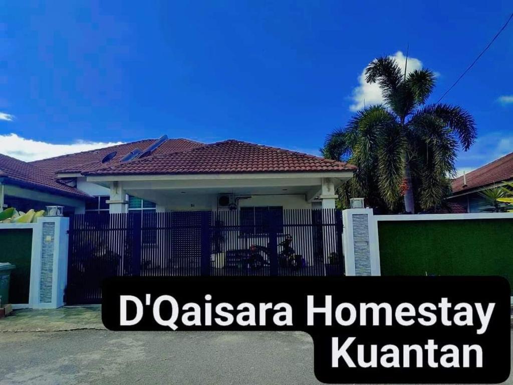 een huis met een hek ervoor bij D'Qaisara Homestay Kuantan in Kampong Bugis