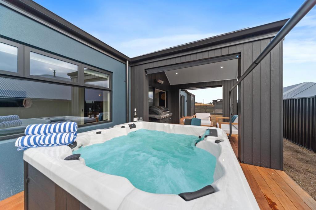 CatchN'Relax Taupo في تاوبو: حوض استحمام ساخن في وسط المنزل