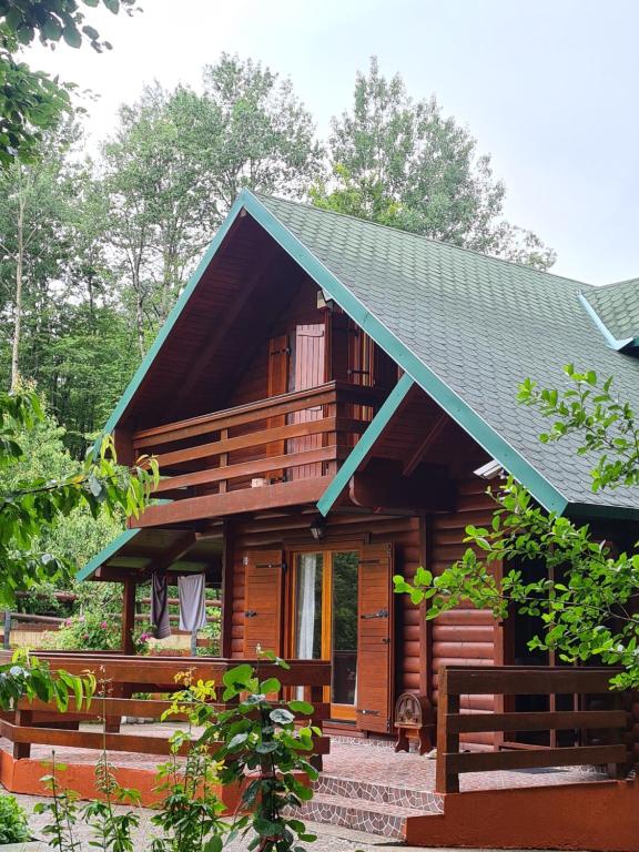 une cabine dans les bois avec un toit bleu dans l'établissement Vikendica Crkvina, à Kolašin