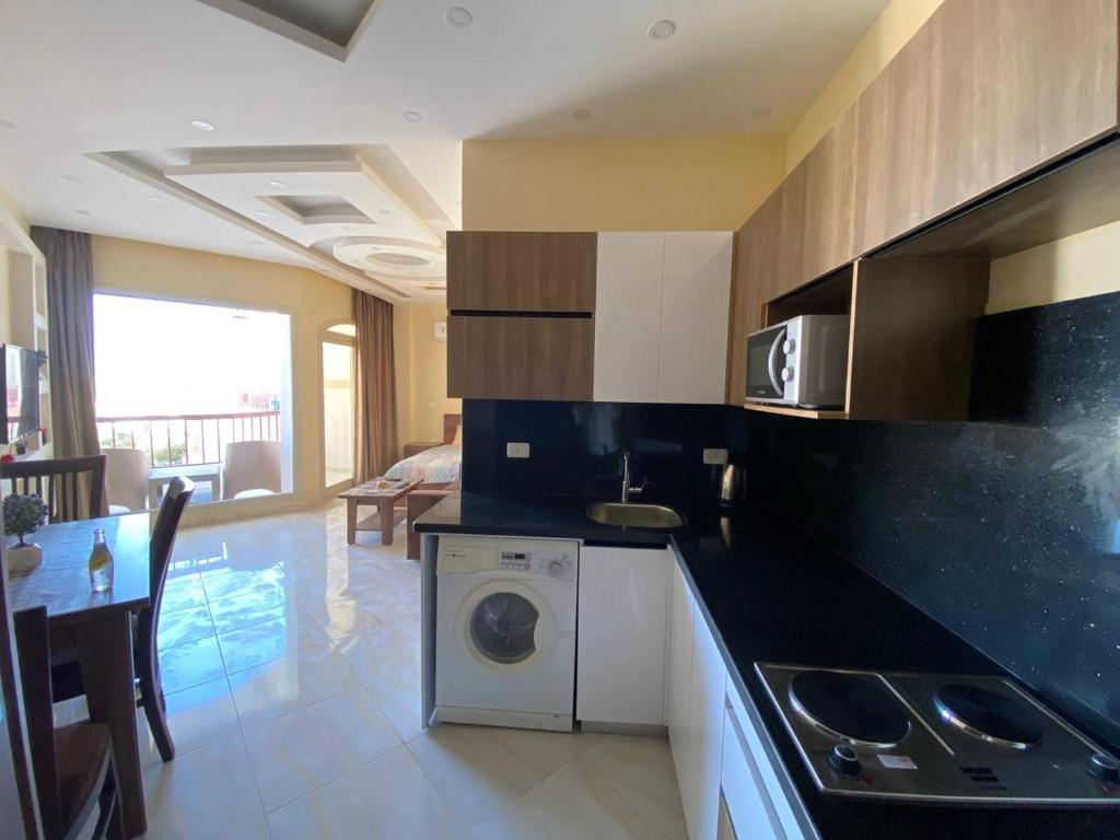 uma cozinha com máquina de lavar e secar roupa num quarto em ديزرت بيرل em Hurghada