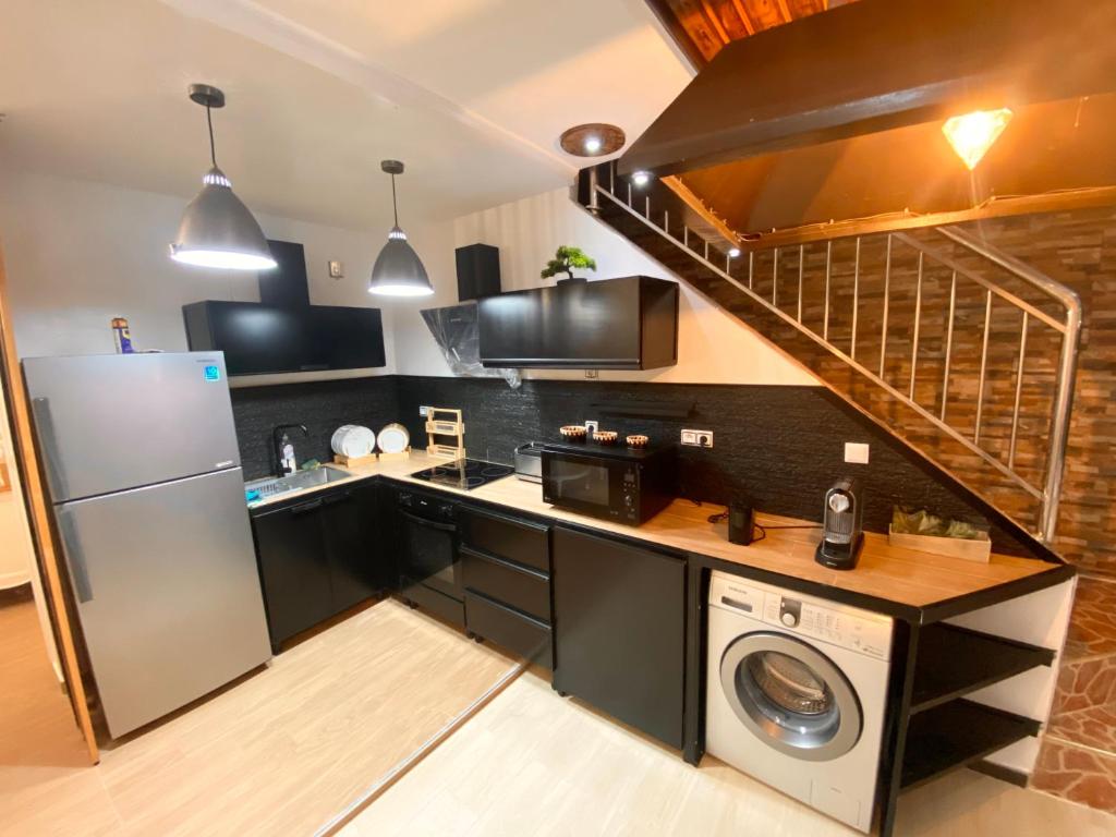 Kuchyň nebo kuchyňský kout v ubytování Appartement avec Terasse JACCUZI BARBECUE NETFLIX VUE SUR MER TOTALEMENT GRATUIT sans supplément