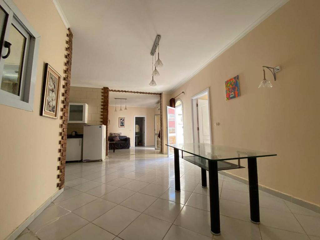 une salle à manger avec une table et une cuisine dans l'établissement ديزرت بيرل, à Hurghada