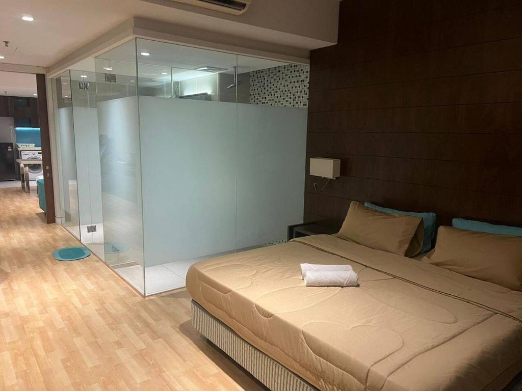 - une chambre avec un lit et un mur en verre dans l'établissement D Majestic Hosted By TCL Home 4141, à Kuala Lumpur
